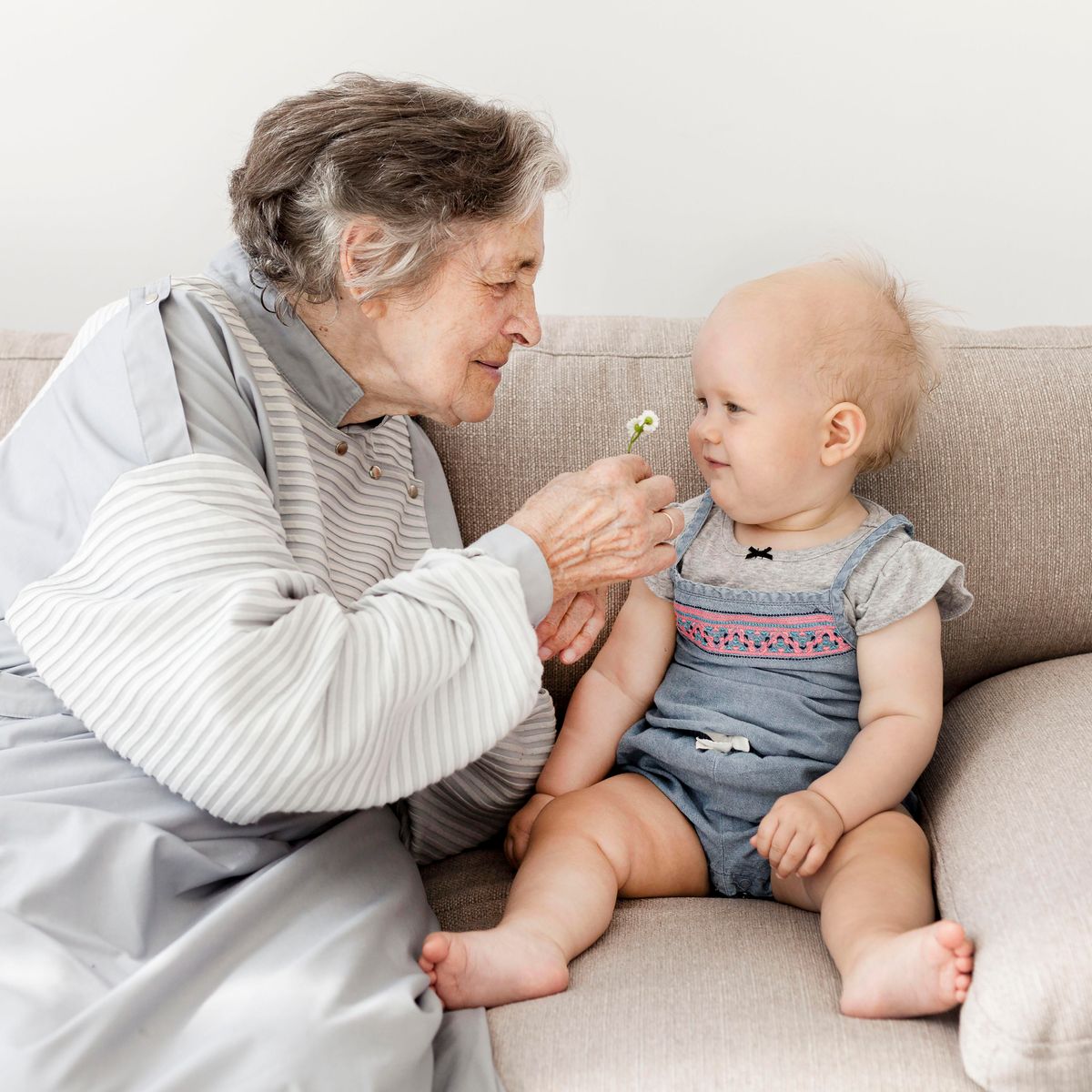 La naissance d'un premier enfant et comment partager ces moments avec sa famille.